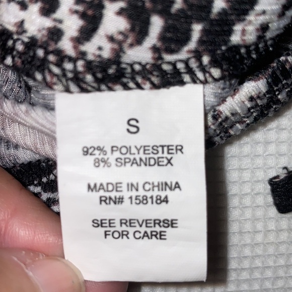 Forever 21 long sleeve mock neck snake print crop - Picture 6 of 12